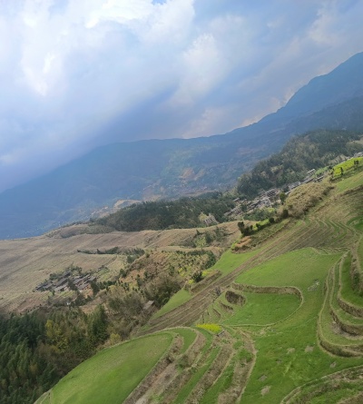 陽臺出現(xiàn)可見裂縫或者輕微下沉時中度加固需要針對性補強